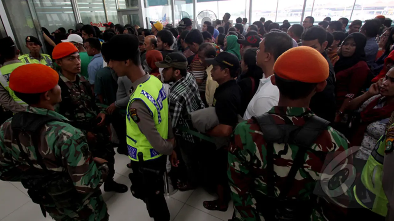 Antrian Penumpang Lion Air Minta Refund