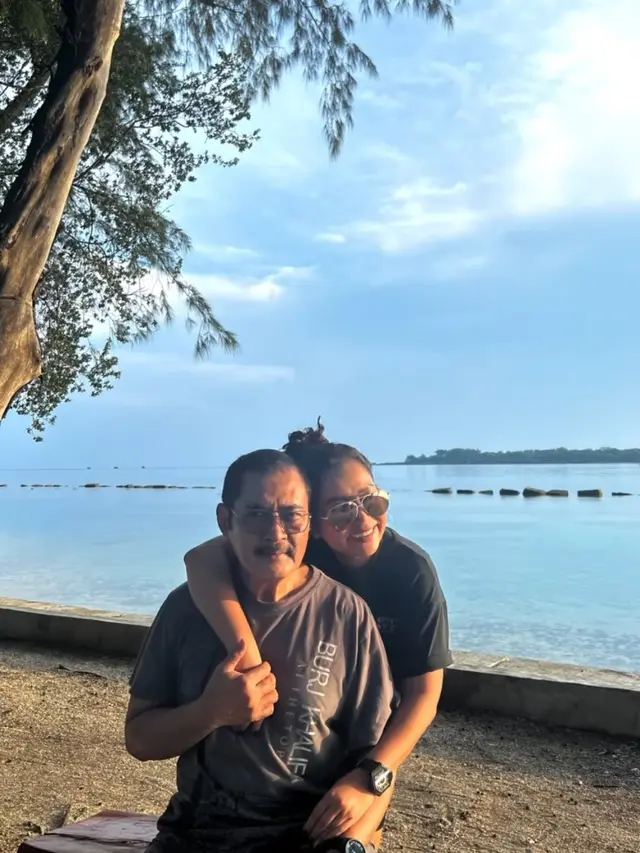 Mayangsari Liburan di Pulau Pribadi
