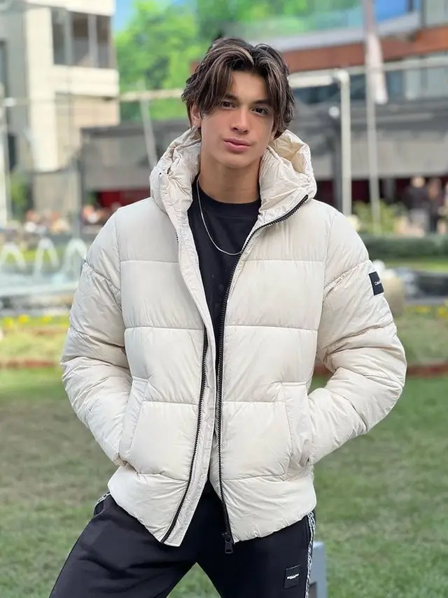 [Fimela] 6 Potret Tampan Eddy Meijer Anak Maudy Koesnaedy Saat Liburan di Turki