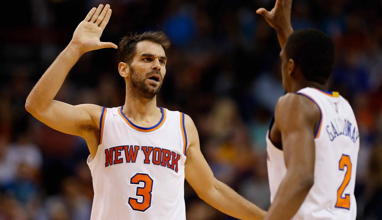 Para pemain New York Knicks merayakan kemenangan usai menaklukan Phoenix Suns 128-97 pada lanjutan NBA di Talking Stick Resort Arena, Phoenix, Arizona.  (Getty Images License Agreement.   Christian Petersen/Getty Images/AFP)