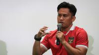Legenda Timnas Indonesia, Ilham Jaya Kesuma memberikan keterangan saat Trophy Tour Piala AFF 2022 yang berlangsung di Lippo Mall Puri, Jakarta Barat, Sabtu (26/11/2022). (Bola.com/Bagaskara Lazuardi)