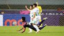 Pemain Rans Nusantara FC, Septian Bagaskara, terjatuh saat berusaha melewati adangan pemain PSS Sleman pada laga BRI Liga 1 di Stadion Pakansari, Bogor, Jumat (29/7/2022). (Bola.com/M Iqbal Ichsan)