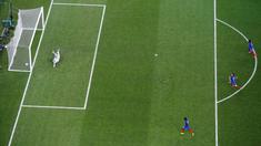 Hugo Lloris gagal menahan laju bola sepakan pemain Portugal, Eder pada laga final piala Eropa 2016 antara Prancis vs Portugal di Stade de France, Saint-Denis, Prancis, (10/7/2016). (REUTERS/Kai Pfaffenbach)