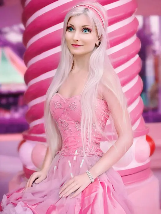 Andressa Damiani mempunyai ukuran pinggang sekitar 50 cm dan memiliki ukuran payuadara 32F. Malahan, banyak orang bilang, jika wanita 23 tahun itu selain mirip dengan barbie, ia pun sangat mirip karakter Elsa pada film Frozen. (dailymail.co.uk)