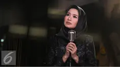 Aktris Laudya Cynthia Bella saat pembuatan video klip ost film 'Surga yang Tak Dirindukan 2' di kawasan Cilandak, Jakarta, Jumat (14/10). (Liputan6.com/Herman Zakharia)