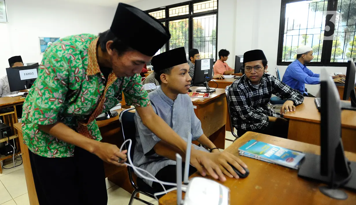Aktivitas santri saat kegiatan belajar dalam kelas di Pesantren Teknologi Informasi dan Komunikasi (PeTIK) di Rangkapan Jaya, Pancoran Mas Depok, Jawa Barat, Senin (31/10/2022). Setiap tahunnya  50  santri dari seluruh Indonesia belajar secara gratis mengenai komputer, program dan jaringannya di  Pesantren Teknologi untuk dhuafa ini yang sumber pendanaannya berasal dari potongan gaji karyawan PLN dan dikelola Yayasan Baitul Maal (YBM) PLN. (merdeka.com/Arie Basuki)