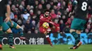 Selalu membuat pergerakan cerdas di belakang lini belakang lawan, rasa lapar Mohamed Salah untuk mencetak gol tak tertandingi. Penyerang asal Mesir itu punya kans besar memenangi trofi Sepatu Emas Premier League musim ini. (Foto: AFP/Pool/Paul Ellis)