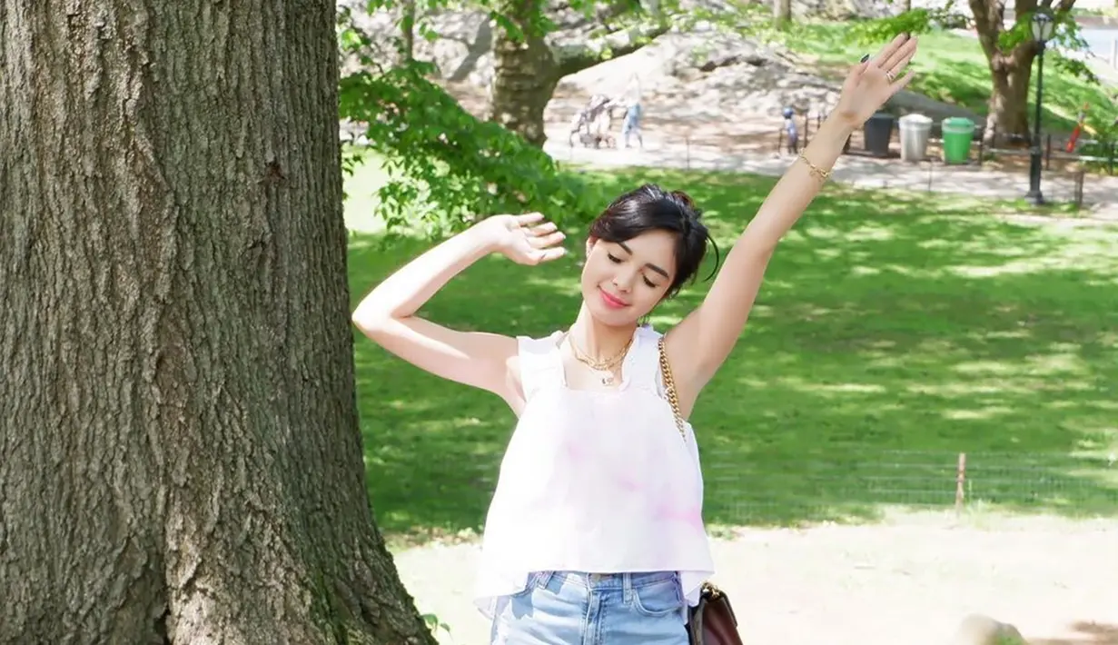 Kenakan baju sleeveless, Claudia Andhara tampil stylish. Rambut yang dicepol semakin pancarkan pesona bintang sinetron Cahaya Terindah ini. Simpel dan kekiniai, gaya OOTD Andhara Mylka ini bisa jadi inspirasi. Melalui kolom komentar unggahannya, tak sedikit yang memuji penampilan artis yang sudah awali karier selama 15 tahun ini di dunia seni peran ini. (Liputan6.com/IG/@claudiaudie)
