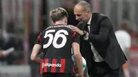 Pelatih AC Milan, Massimiliano Allegri, memberikan instruksi kepada Alexis Saelemaekers saat laga Serie A melawan Cremonese di Stadion San Siro, Milan, Italia, Sabtu, 23 Agustus 2025. (AP Photo/Luca Bruno)