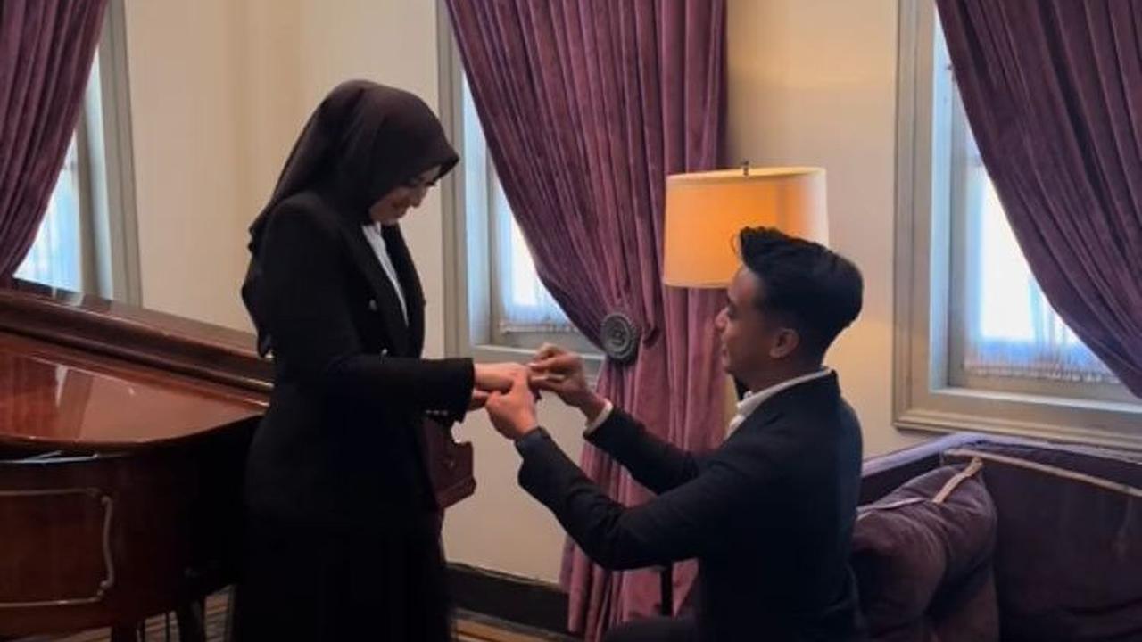Momen Pria Lamar Kekasihnya saat Pemotretan Ini Viral, Warganet Ikut Salting