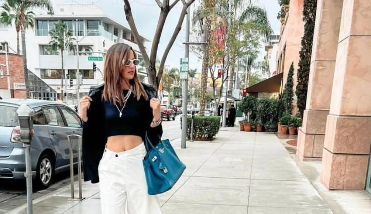 Celana putih tidak haya mudah di mix and match, tetapi juga beri kesan berkelas. [Foto: IG/ramadhaniabakrie].