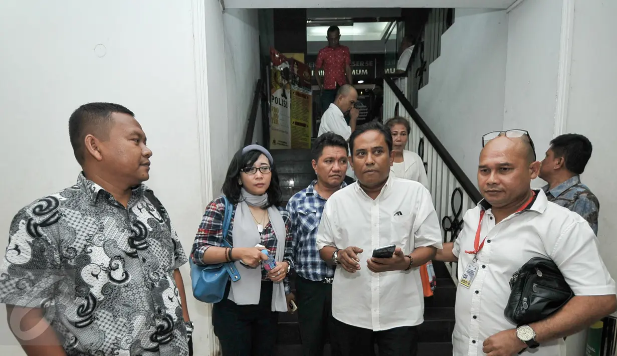Relawan LRJ usai memberikan laporan tambahan di Polda Metro Jaya, Jakarta, Rabu (16/11). Relawan Jokowi tambahkan bukti laporan terkait dugaan penghinaan Presiden yang dilakukan Ahmad Dhani saat unjuk rasa beberapa waktu lalu. (Liputan6.com/Yoppy Renato)