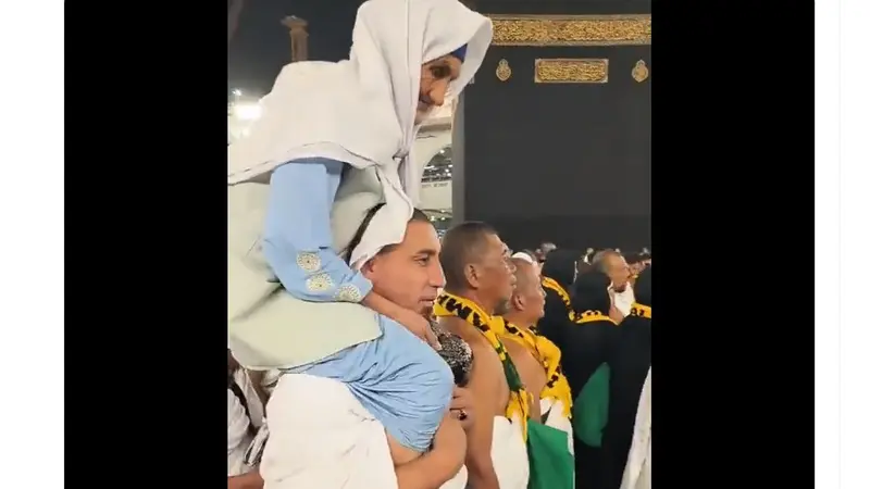 Viral, seorang jemaah Umrah menggendong sosok ibu yang sudah lanjut usia.