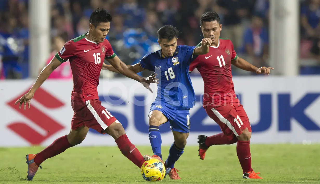 Fachrudin Aryanto (kiri) dan Dedi Kusnandar, berusaha menghentikan pergerakan pemain Thailand, Chanathip Songkrasin, dalam laga leg kedua final Piala AFF 2016 di Stadion Rajamangala, Bangkok, Thailand, Sabtu (17/12/2016). (Bola.com/Vitalis Yogi Trisna)