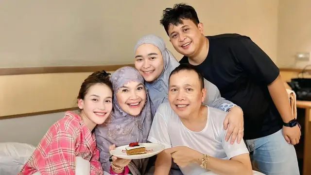 Ayu Ting Ting saat Beri Kejutan Ulang Tahun Ibundanya mengenakan piyama. [@ayutingting92]