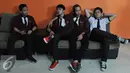 Pemain Sinetron High School Love Story sedang menggungu unuk melakukan adegan di lokasi syuting Studio MD, Jakarta, Kamis (20/8/2015). Sinetron HSLS sudah tayang sejak 10 Agustus 2015 lalu di SCTV. (Liputan6.com/Herman Zakharia)