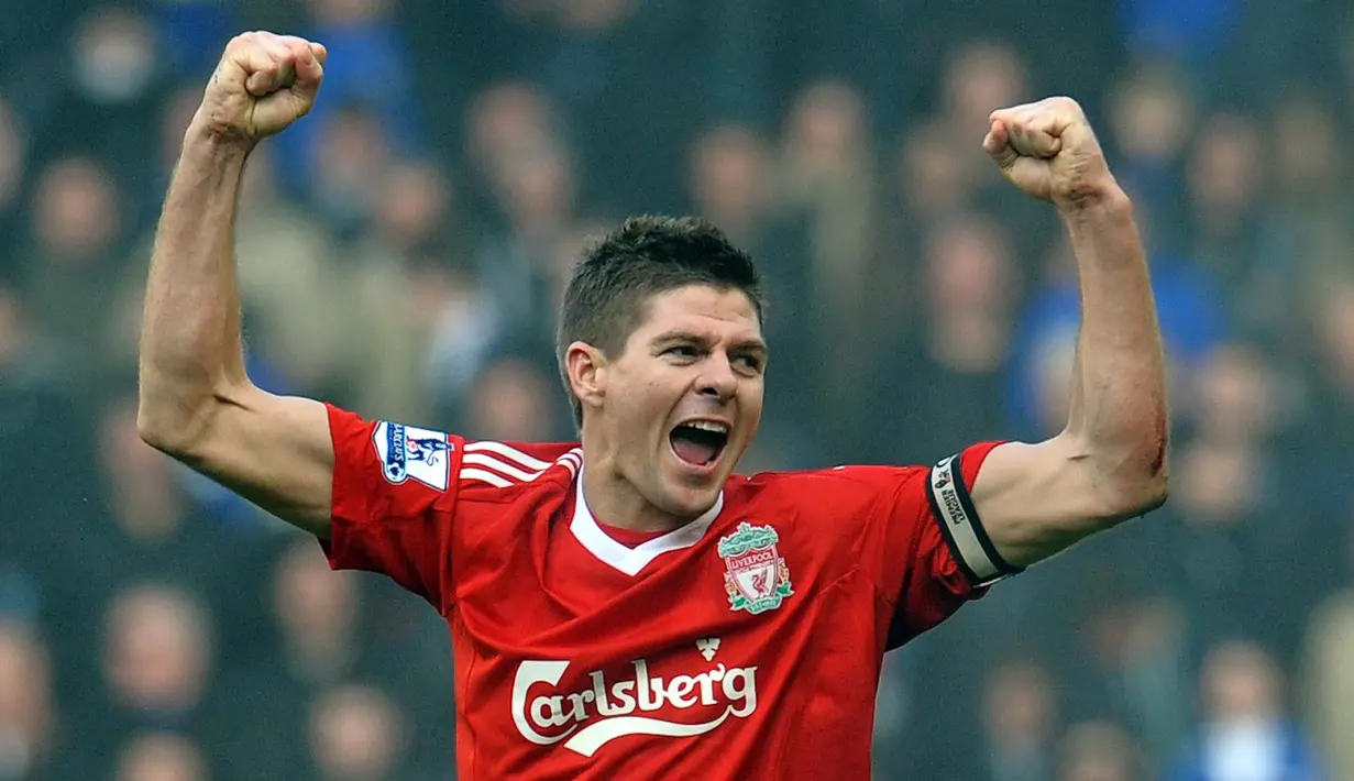 5. Steven Gerrard (Liverpool) – Pria asal Inggris ini merupakan gelandang yang mempunyai tendangan keras dan terukur. Meski gagal meraih gelar Liga Inggris tapi dia berhasil mempersembahkan gelar Liga Champions untuk Liverpool. (AFP/Paul ELlis)