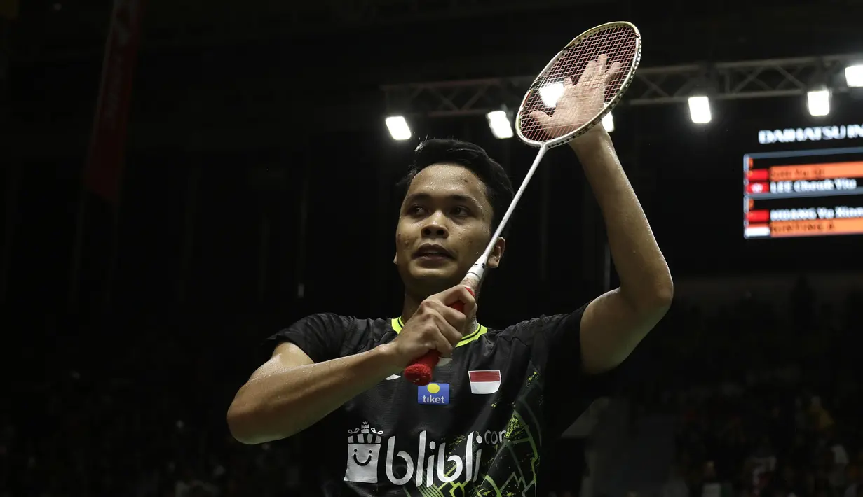 Tunggal putra Indonesia, Anthony Sinisuka Ginting, saat menghadapi tunggal China, Huang Yu Xiang, pada laga Indonesia Masters 2020 di Istora Senayan, Jakarta, Jumat (17/1). Anthony Ginting menang 21-11, 21-14 atas Huang Yu Xiang. (Bola.com/Yoppy Renato)
