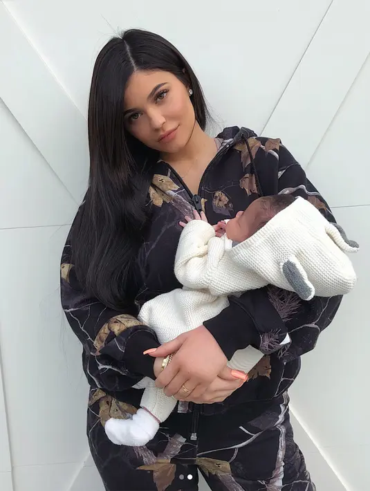 "Aku tak berpikir menjadi ibu mengubahku. Aku pikir hal itu membuat aku melihat hidup dengan cara yang sedikit berbeda dan lebih menghargai waktu." (instagram/kyliejenner)