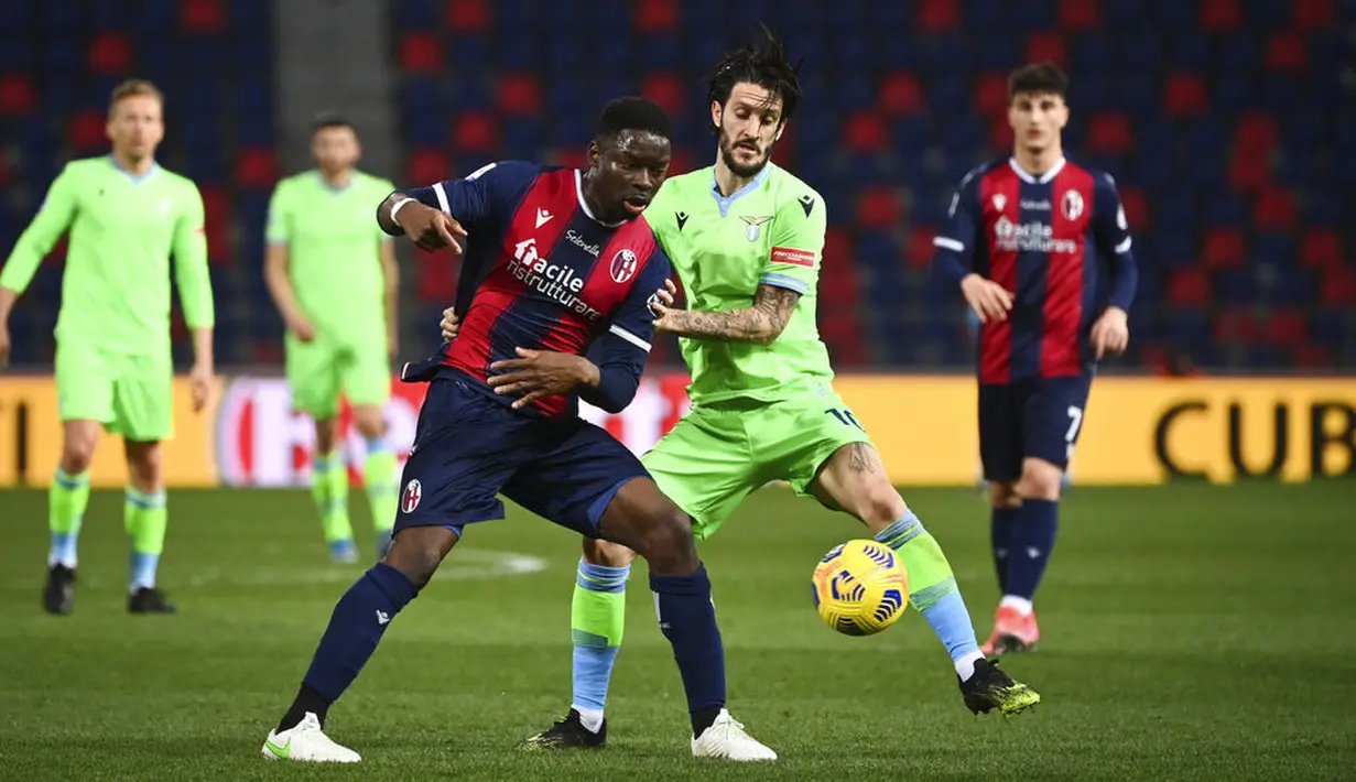 Pemain Lazio, Luis Alberto, berebut bola dengan pemain Bologna, Adama Soumaoro, pada laga Liga Italia di Stadion Renato Dall’Ara, Minggu (28/2/2021). Lazio takluk dengan skor 2-0. (Massimo Paolone/LaPresse via AP)