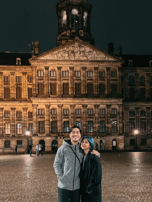 Jaket abu-abu menjadi outfit tambahan yang dikenakan Vidi Aldiano [@vidialdiano]