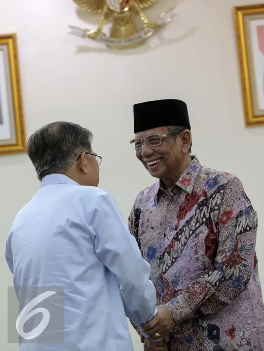 Wapres Jusuf Kalla bersalaman dengan Sekjen ICIS, Hasyim Muzadi di Kantor Wakil Presiden, Jakarta, Senin (26/10/2015). Pertemuan membahas rencana Konvensi Islam Internasional di Malang dengan fokus perdamaian di Indonesia. (Liputan6.com/Faizal Fanani)
