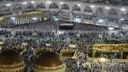 Ribuan jemaah melakukan tawaf dan memadati sekitar Kakbah di Masjidil Haram, kota suci Makkah, Arab Saudi pada Rabu (7/8/2019). Kondisi Masjidil Haram menjelang puncak ibadah haji kian dipadati jemaah dari berbagai negara. (Photo by FETHI BELAID / AFP)