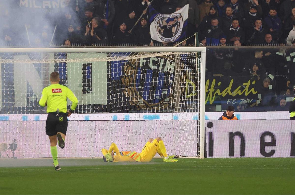 FOTO: Kiper Timnas Indonesia Emil Audero Jadi Korban Insiden Flare di Laga Cremonese Kontra Inter Milan