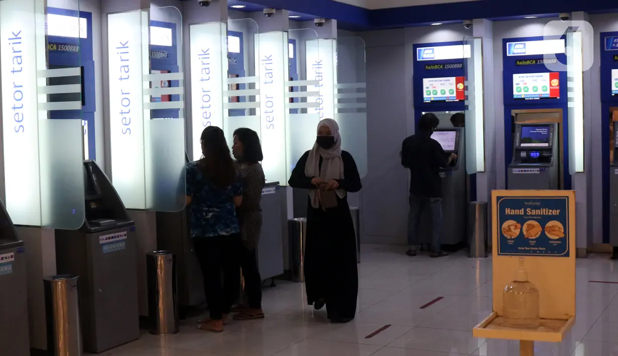 Nasabah melakukan transaksi di gerai ATM, Tangerang, Banten, Kamis (4/11/2021). Layanan BI-Fast Payment bakal menggantikan Sistem Kliring Nasional Bank Indonesia (SKNBI) yang selama ini dipakai untuk mewadahi transaksi antarbank. (Liputan6.com/Angga Yuniar)