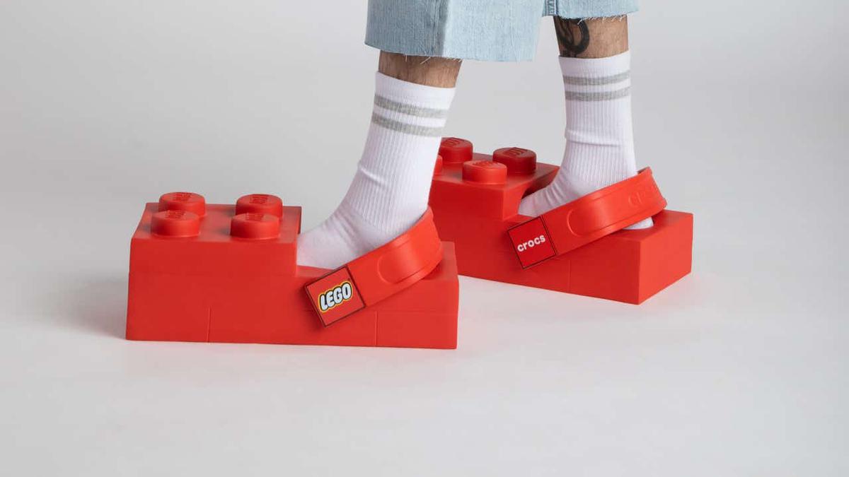 Sepatu Kolaborasi Lego x Crocs Dirilis, Siapa Berani Tersandung?