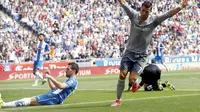 Pemain sayap Real Madrid Cristiano Ronaldo merayakan gol ke gawang Espanyol dalam lanjutan La Liga Spanyol di Power8 Stadium, Sabtu (12/9/2015). (Liputan6.com/REUTERS/Albert Gea)