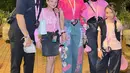 Keluarga Ashanty pun hadir, tampak Ashanty mengenakan atasan pink dipadukan celana denim dengan patch Mickey Mouse. Dan Aurel Hermansyah mengenakan atasan pink crop dengan inner hitam dan celana denimnya. [@ashanty_ash]
