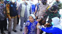 Petugas Kesehatan dari Dinas Kesehatan Probolinggo Melakukan suntik difteri terhadap masayarakat Desa Gili Ketapang yang daerahnya masuk KLB difteri (Istimewa)