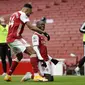 Winger Arsenal Nicolas Pepe (tengah) merayakan gol ke gawang Sheffield United pada lanjutan Liga Inggris di Emirates Stadium, Minggu (4/10/2020). (AFP/Kirsty Wigglesworth)