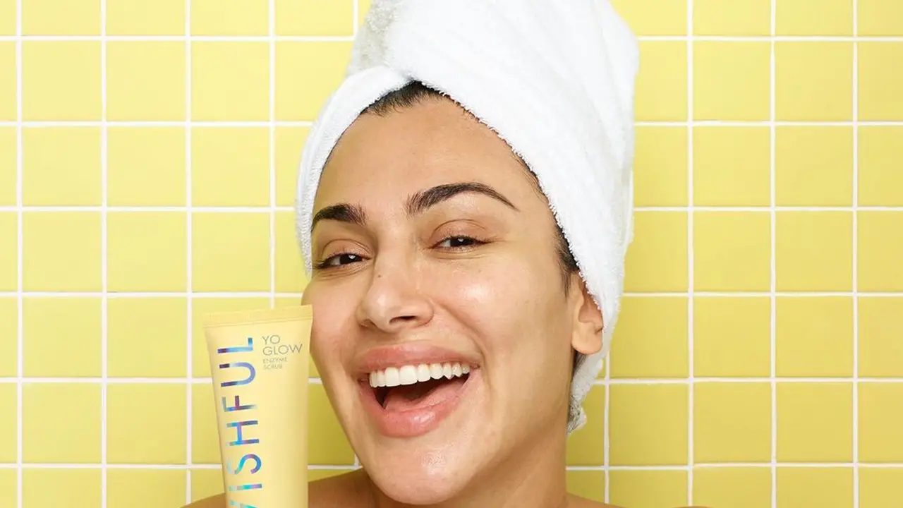 Pilihan Scrub Ringan untuk Mencerahkan Kulit dari Huda Kattan