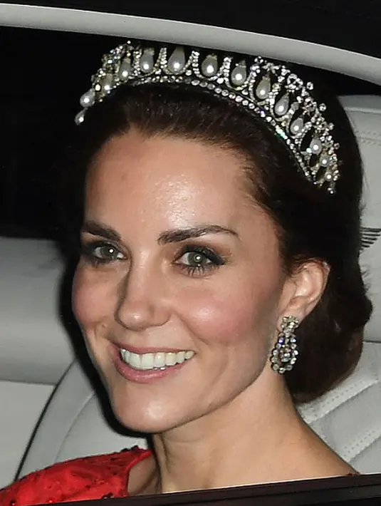 Kabarnya Kate Middleton pernah memakai Tiara yang menjadi benda favorit Putri Diana saat hadir dalam acara diplomatik beberapa waktu lalu. (doc.dailymail.com)