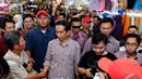 Melihat kedatangan Capres no urut 2 Joko Widodo, beberapa pengunjung pusat perbelanjaan di Depok Jawa Barat, (4/7/2014) langsung memberikan salam. (Liputan6.com/Andrian M Tunay)
