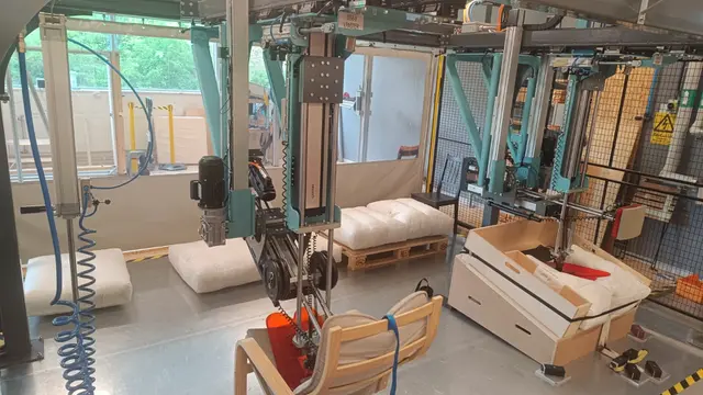 Proses pengujian kekuatan kursi.