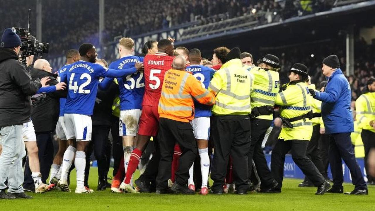 Kericuhan Mewarnai Laga Everton Vs Liverpool, Wasit Keluarkan 4 Kartu Merah Termasuk untuk Arne Slot!
