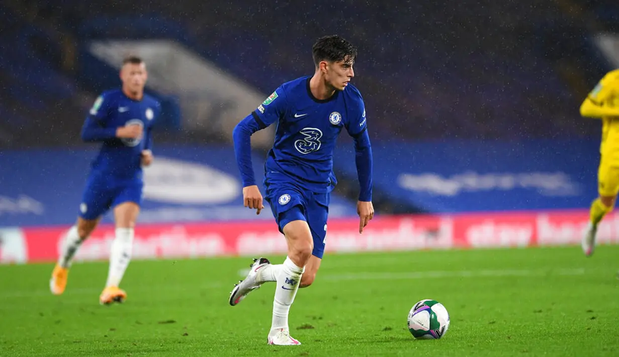 Pemain Chelsea Kai Havertz (kanan) mengontrol bola saat menghadapi Barnsley pada pertandingan Piala Liga Inggris di Stamford Bridge, London, Inggris, Rabu (23/9/2020). Kai Havertz mencetak hattrick saat Chelsea menaklukkan Barnsley 6-0. (AP Photo/Neil Hall)