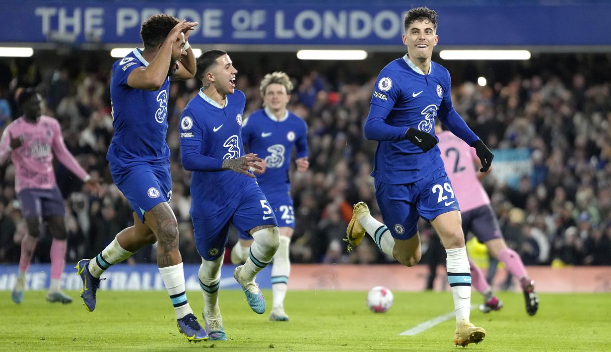 Pemain Chelsea, Kai Havertz (kanan) melakukan selebrasi setelah mencetak gol kedua timnya ke gawang Everton pada laga pekan ke-28 Liga Inggris 2022/2023 di Stamford Bridge, London, Minggu (19/03/2023) WIB. Laga berakhir dengan skor imbang 2-2. (AP Photo/Kirsty Wigglesworth)