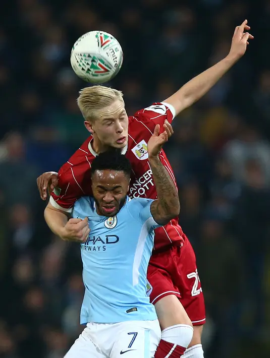 Pemain Manchester City, Raheem Sterling dan pemain Bristol City, Milan Duric berebut bola pada leg pertama semifinal Piala Liga Inggris di Stadion Etihad, Selasa (9/1). Man City menang 2-1 berkat gol telat Sergio Aguero di injury time. (AP/Dave Thompson)