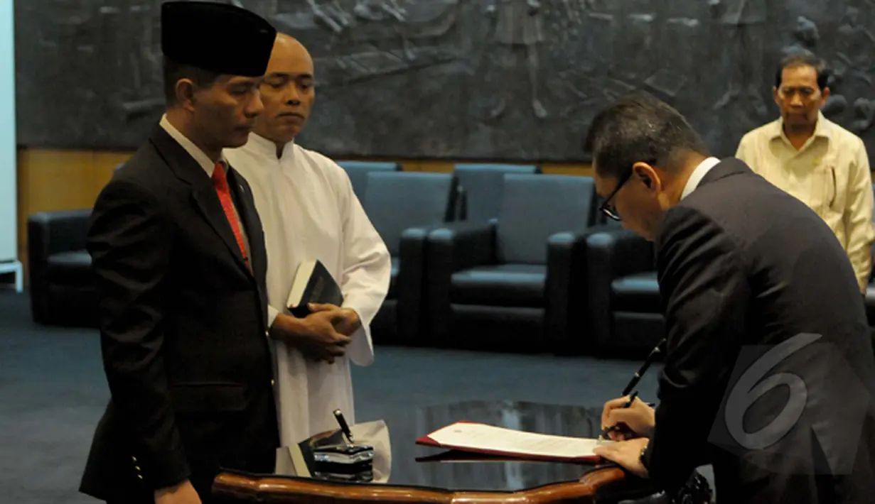 Ketua MPR RI Zulkifli Hasan menandatangani surat pelantikan Ferry Kase sebagai anggota MPR, Jakarta, Kamis (22/1/2015). (Liputan6.com/Andrian M Tunay)