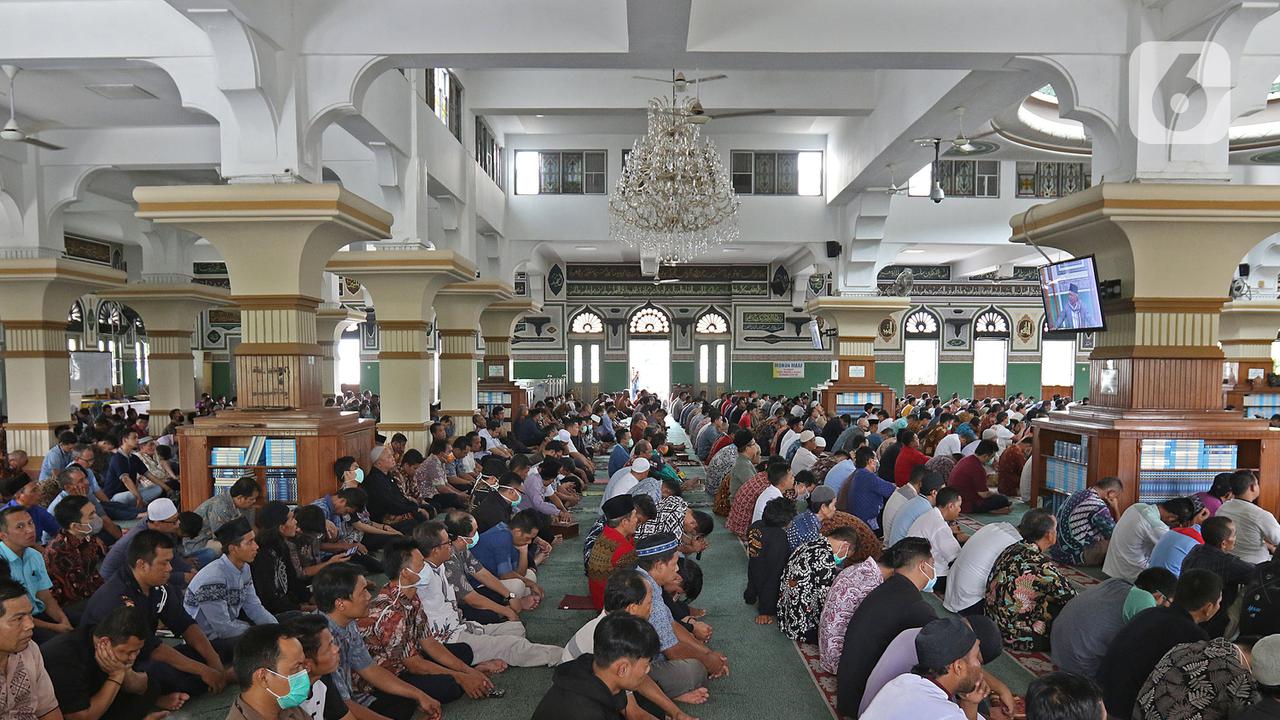Suasana Salat Jumat di  Masjid Agung Al-Azhar Jakarta