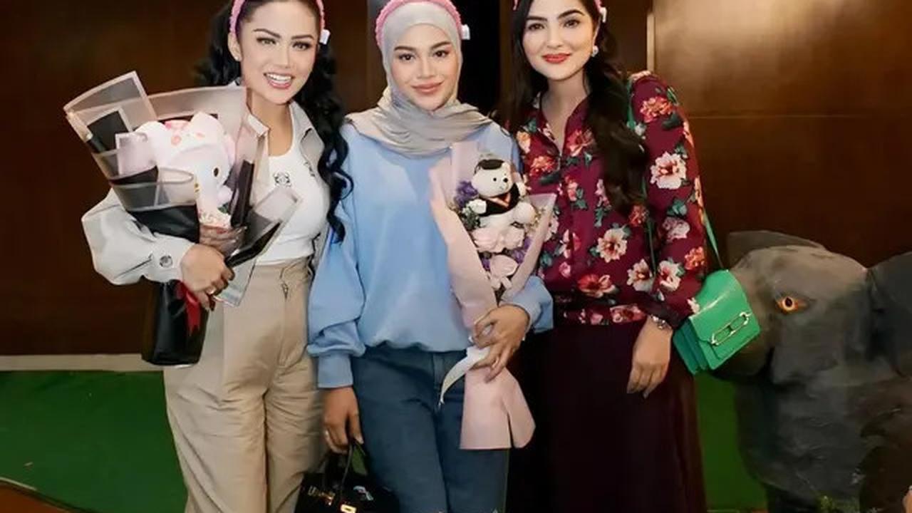 Gaya Kompak Kris Dayanti dan Ashanty Dampingi Sang Cucu, Ameena di Konser Sekolah