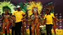 Usain Bolt menikmati tarian samba bersama para penari saat konferensi pers cabang atletik Olimpiade Rio 2016 di Brasil, (8/8). Pelari 29 tahun ini merupakan pelari pria tercepat di dunia. (REUTERS/Nacho Doce)