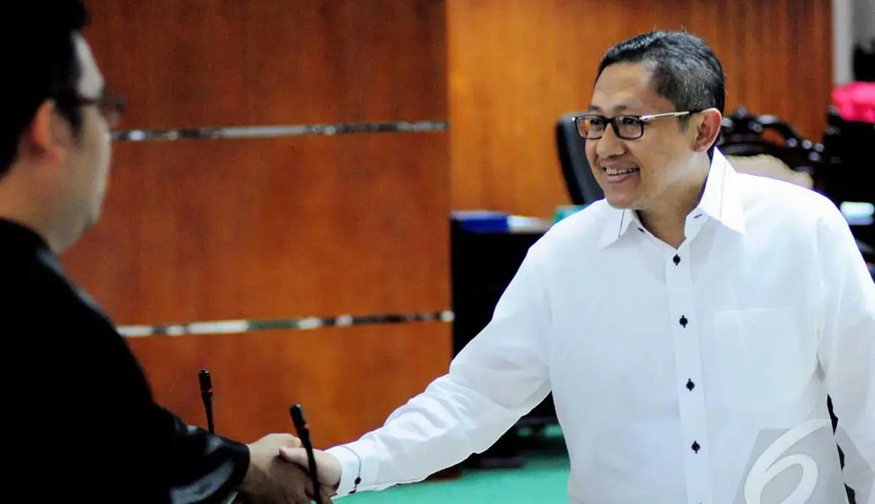 Anas Urbaningrum menyalami hakim usai Nota Keberatannya ditolak di Pengadilan Tipikor Jakarta, Kamis (19/6/2014) (Liputan6.com/Faizal Fanani).