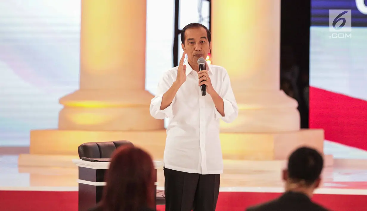 Calon presiden nomor urut 01 Joko Widodo atau Jokowi memberi paparannya dalam debat kedua Pilpres 2019 di Hotel Sultan, Jakarta, Minggu (17/2). Debat bertema energi, pangan, infrastruktur, SDA, dan lingkungan hidup. (Liputan6.com/Faizal Fanani)