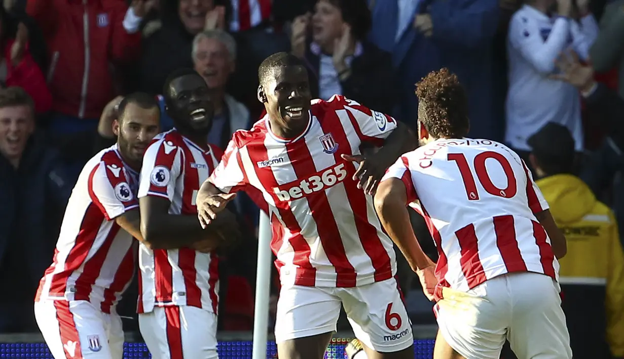 Para pemain Stoke City merayakan gol yang dicetak oleh Choupo-Moting ke gawang Manchester United pada laga Premier League di Stadion bet365, Sabtu (9/9/2017). Manchester United bermain imbang 2-2 dengan Stoke City. (AFP/Geoff Caddick)