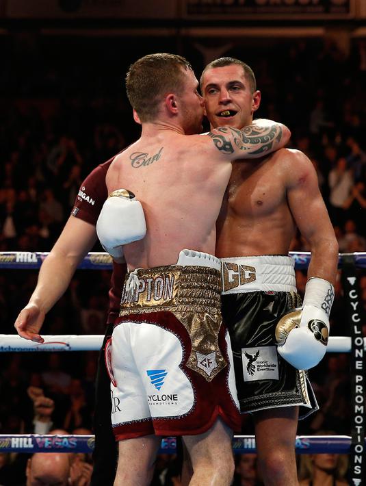 Petinju Carl Frampton (kiri) memeluk lawannya Scott Quigg usai pertandingan tinju dunia di Manchester Arena, (27/2). Carl kini memegang sabuk juara IBF dan WBA judul super bantam. (Reuters / Andrew Couldridge)